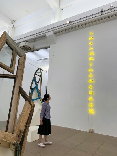 陳阿姨說這是宋冬的這件作品是第一次見，特別喜歡。現場為白盒子藝術館正在展出的 “白：通過展示空間的變化呈現二十一世紀
未來型媒介空間”

