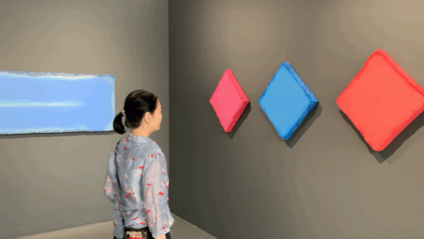 陳阿姨在亞洲藝術中心陳淑霞作品前
