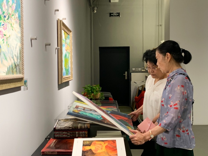 70歲的阿姨不刷劇不跳廣場舞，卻成了美術館“網紅”解說員