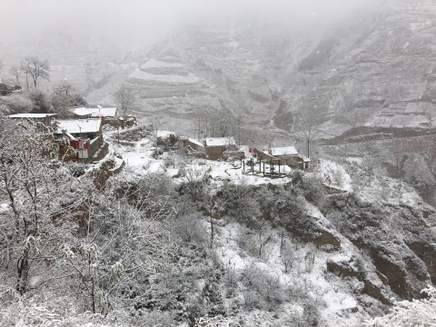 下雪的石節(jié)子村
下雪的石節(jié)子村