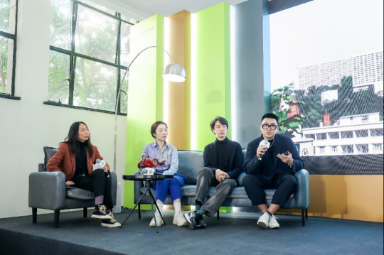 保時捷藝術客廳特別呈現——“技術進化與人類社會”主題論壇(從左至右:上海民生現代美術館策展人孫啟棟先生,以及三位提名藝術家劉昕、郭城、蒲英瑋)
保時捷藝術客廳特別呈現——“技術進化與人類社會”主題論壇(從左至右:上海民生現代美術館策展人孫啟棟先生,以及三位提名藝術家劉昕、郭城、蒲英瑋)