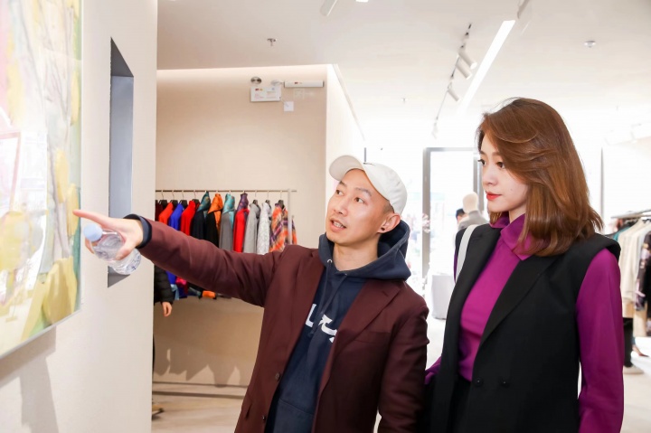 藝術家周軼倫在展覽現場
藝術家周軼倫在展覽現場