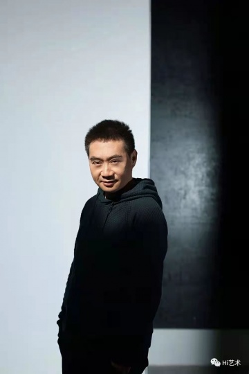 弧線、點、直線,他在畫布上重復了二十年 弧線、點、直線,他在畫布上重復了二十年