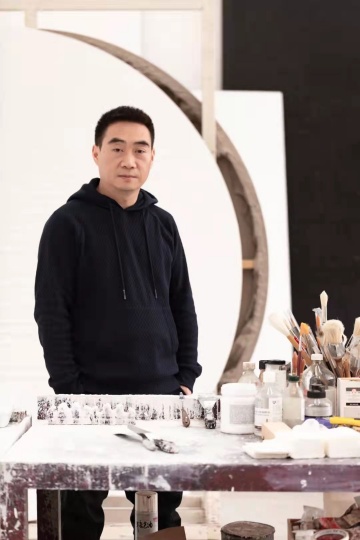 弧線、點、直線,他在畫布上重復了二十年 弧線、點、直線,他在畫布上重復了二十年