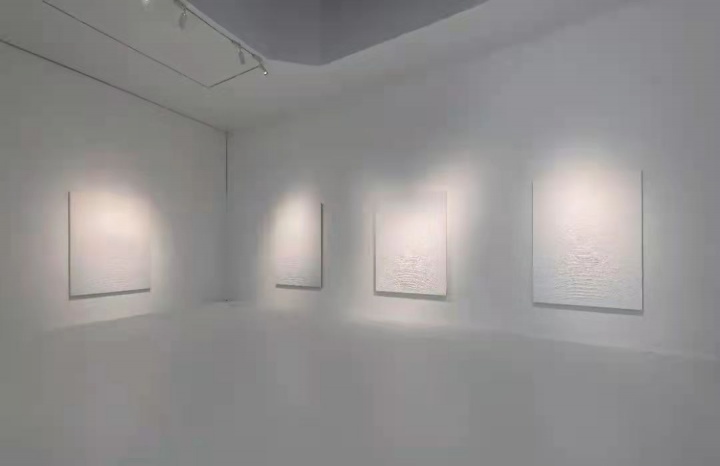 弧線、點、直線,他在畫布上重復了二十年 弧線、點、直線,他在畫布上重復了二十年
