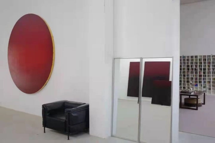 弧線、點、直線,他在畫布上重復了二十年 弧線、點、直線,他在畫布上重復了二十年