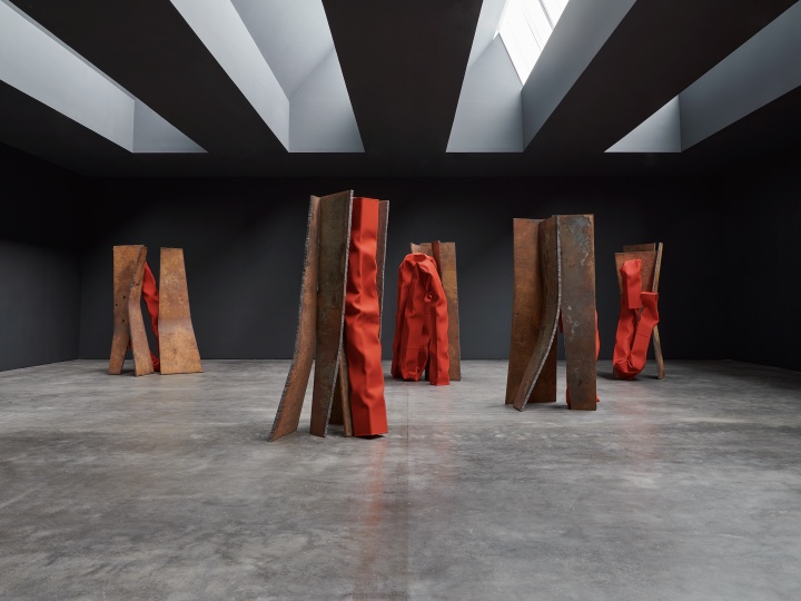 
卓納畫廊紐約展覽現場，卡羅爾·波維（Carol Bove）：夜半鐘聲，2021年

攝影：Kyle Knodell。圖片由卓納畫廊提供

