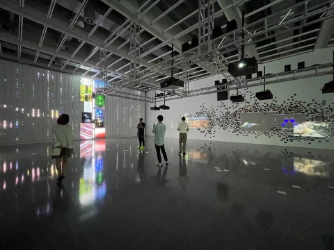 碎片化的信息集中在最大的展廳里,伴隨著變幻的燈光,制造出電子化的迷離感
碎片化的信息集中在最大的展廳里,伴隨著變幻的燈光,制造出電子化的迷離感
