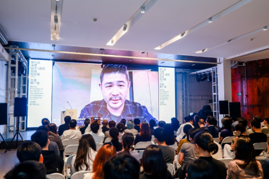 2005年首屆深雙策展人張永和、第九屆深雙學術委員會主任張宇星、第九屆深雙總策展人魯安東、陳伯康(Aric Chen)分別以預錄視頻形式發表致辭
2005年首屆深雙策展人張永和、第九屆深雙學術委員會主任張宇星、第九屆深雙總策展人魯安東、陳伯康(Aric Chen)分別以預錄視頻形式發表致辭