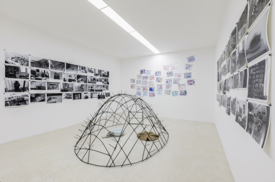 沈遠 《馬特奧和我,2019-2021》 鐵籠尺寸:240x175x120cm,4A-35張 圖畫、照片、鐵籠、地毯、洗臉盆、抹布、影像 2019-2021
紅磚美術館“垂釣”展覽現場,2022
沈遠 《馬特奧和我,2019-2021》 鐵籠尺寸:240x175x120cm,4A-35張 圖畫、照片、鐵籠、地毯、洗臉盆、抹布、影像 2019-2021
紅磚美術館“垂釣”展覽現場,2022