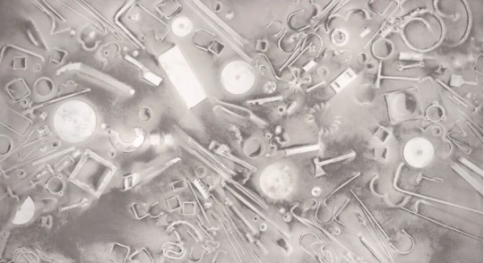 郎水龍《塵埃之光 A16 No.1》，畫布、塵埃，218x395 cm，2016