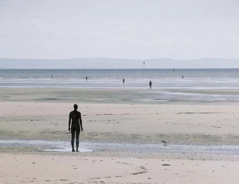 在英國(guó)克羅斯比海灘展出的《另一個(gè)地方》(1997)
來(lái)源:M+
在英國(guó)克羅斯比海灘展出的《另一個(gè)地方》(1997)
來(lái)源:M+