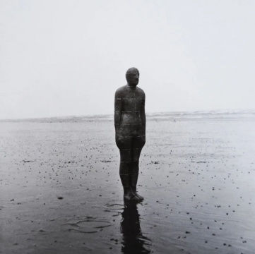 安東尼·葛姆雷 “大地、大海和天空”系列二
《大海》(站立人像)
1191×50×32cm 鉛、玻璃纖維 1982
?藝術(shù)家
安東尼·葛姆雷 “大地、大海和天空”系列二
《大海》(站立人像)
1191×50×32cm 鉛、玻璃纖維 1982
?藝術(shù)家