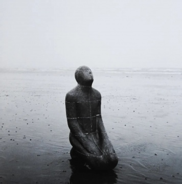 安東尼·葛姆雷 “大地、大海和天空”系列二
《天空》(跪立人像)
118×69×52cm 鉛、玻璃纖維 1982
?藝術(shù)家
安東尼·葛姆雷 “大地、大海和天空”系列二
《天空》(跪立人像)
118×69×52cm 鉛、玻璃纖維 1982
?藝術(shù)家