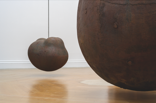 安東尼·葛姆雷《身體》,1991/93;《果實(shí)》,1991/93
233×265×226cm和110.7×129.5×122.5cm 鑄鐵和空氣
展覽現(xiàn)場(chǎng),皇家藝術(shù)學(xué)院,2019年
攝影:Oak Taylor-Smith ?藝術(shù)家
安東尼·葛姆雷《身體》,1991/93;《果實(shí)》,1991/93
233×265×226cm和110.7×129.5×122.5cm 鑄鐵和空氣
展覽現(xiàn)場(chǎng),皇家藝術(shù)學(xué)院,2019年
攝影:Oak Taylor-Smith ?藝術(shù)家