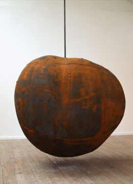 安東尼·葛姆雷《水果》,1991/93
110.7x129.5x122.5cm 生鐵和空氣
展覽現(xiàn)場(chǎng),Konstal Malmo,1993年 攝影:Jan Uvelius
? Courtesy the artist & Jay Jopling / White Cube, London
安東尼·葛姆雷《水果》,1991/93
110.7x129.5x122.5cm 生鐵和空氣
展覽現(xiàn)場(chǎng),Konstal Malmo,1993年 攝影:Jan Uvelius
? Courtesy the artist & Jay Jopling / White Cube, London