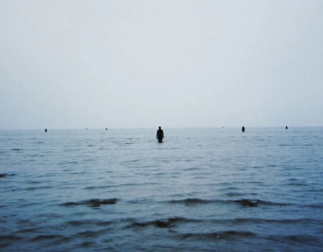 安東尼·葛姆雷《別處》 189×53×29cm
鑄鐵,100種元素 1997?藝術(shù)家
安東尼·葛姆雷《別處》 189×53×29cm
鑄鐵,100種元素 1997?藝術(shù)家