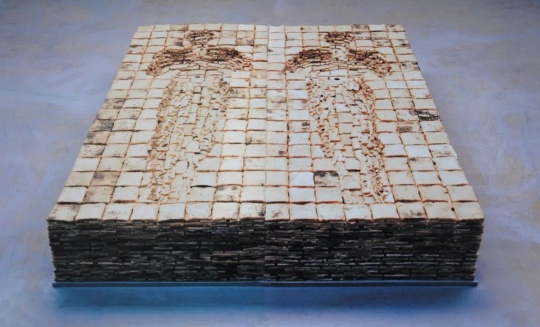 安東尼·葛姆雷《床》
22×220×168cm 面包、蠟 1980—1981
?藝術(shù)家
安東尼·葛姆雷《床》
22×220×168cm 面包、蠟 1980—1981
?藝術(shù)家