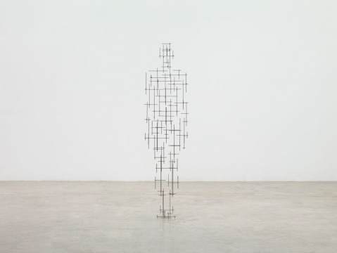 安東尼·葛姆雷 《腳手架Ⅷ》
196.4x50.5x27.2cm 4毫米方形不銹鋼條 2016
?藝術(shù)家
安東尼·葛姆雷 《腳手架Ⅷ》
196.4x50.5x27.2cm 4毫米方形不銹鋼條 2016
?藝術(shù)家