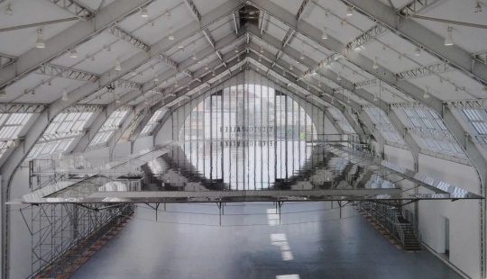 安東尼·葛姆雷《地平線之域》206×2490×4890cm
355條鋼條,鋼螺旋股線電纜,不銹鋼網(wǎng)(安全網(wǎng)),木板地面,
表面涂層的螺釘和聚氨酯樹(shù)脂 2012
?藝術(shù)家
安東尼·葛姆雷《地平線之域》206×2490×4890cm
355條鋼條,鋼螺旋股線電纜,不銹鋼網(wǎng)(安全網(wǎng)),木板地面,
表面涂層的螺釘和聚氨酯樹(shù)脂 2012
?藝術(shù)家