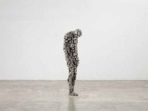 安東尼·葛姆雷《迷失》 173x53x46cm
可變不銹鋼塊 2006
?藝術(shù)家
安東尼·葛姆雷《迷失》 173x53x46cm
可變不銹鋼塊 2006
?藝術(shù)家