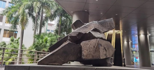 
“太極”系列《轉(zhuǎn)身前動》
110×110×176cm 青銅 1997
何香凝美術館藏 ，攝影：陳卓爾
