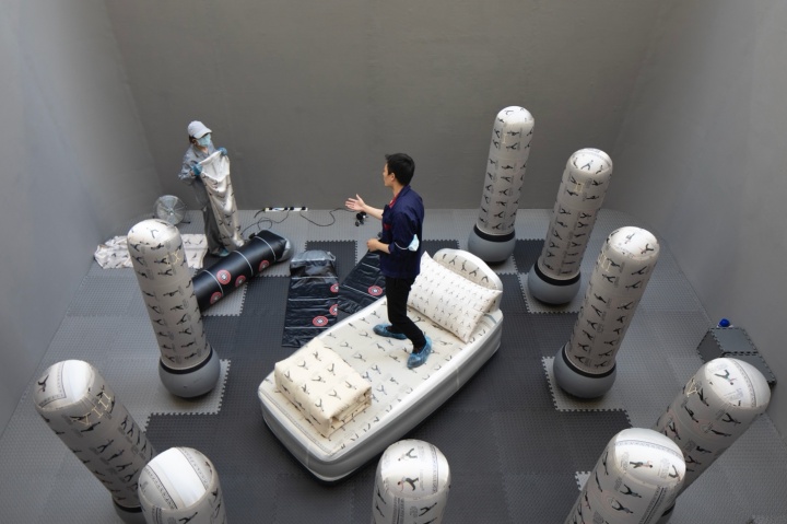《Relentless Mobility》視頻 2021
12min【https://vimeo.com/581783404】
充氣床,印花羊毛,真絲,夜光刺繡,著裝工人表演
該作品曾在Palfrey畫廊展出
《Relentless Mobility》視頻 2021
12min【https://vimeo.com/581783404】
充氣床,印花羊毛,真絲,夜光刺繡,著裝工人表演
該作品曾在Palfrey畫廊展出