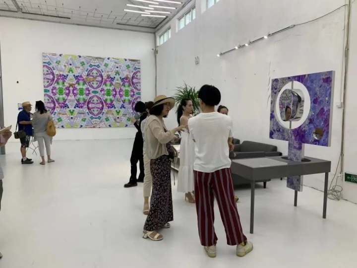 周穎與王墑在工作室
周穎與王墑在工作室