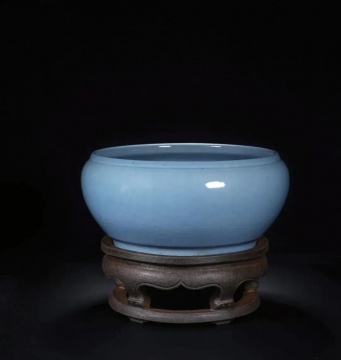 LOT686清雍正 天藍釉連座缽式洗

高（連座） 22.6 cm 寬 27.5 cm

 

款識：“大清雍正年制”篆書款

參閱：北京故宮博物院藏清雍正仿汝釉缽式連座洗。

 

估價：RMB 1,080,000 - 1,280,000
