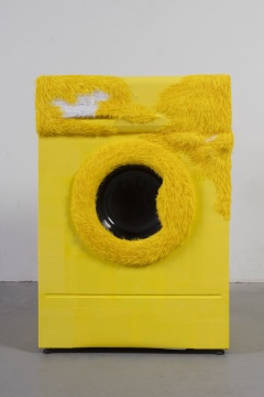伍偉《黑瞳》48x60x88cm 金屬、木板、紙張 2021