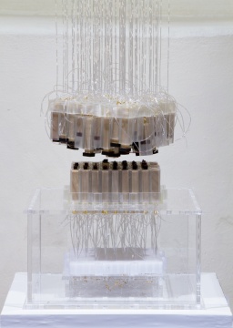 范冉冉《噎》 互動(dòng)裝置（3D打印、樹(shù)脂、丙烯酸、電機(jī)、微控制器、乙烯基、木材、金屬、弦線），觀眾參與行為作品 2024
