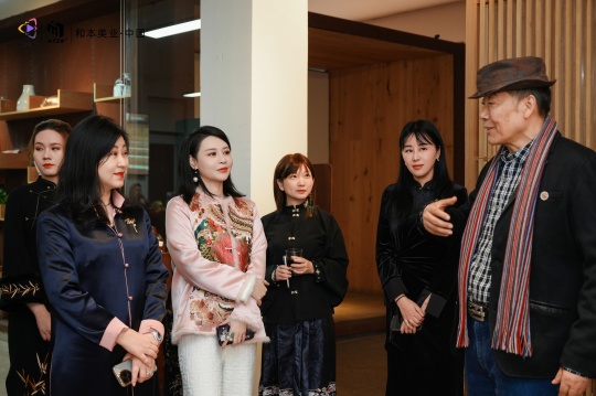 澳門藝術家吳陸升帶領指引嘉賓參觀畫展「自由之陸」
