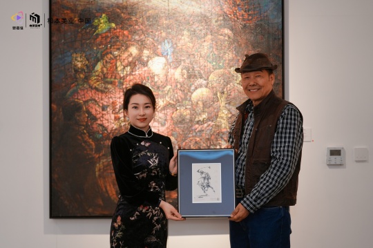 吳陸升為當晚游戲環節獲獎嘉賓頒發獎品
