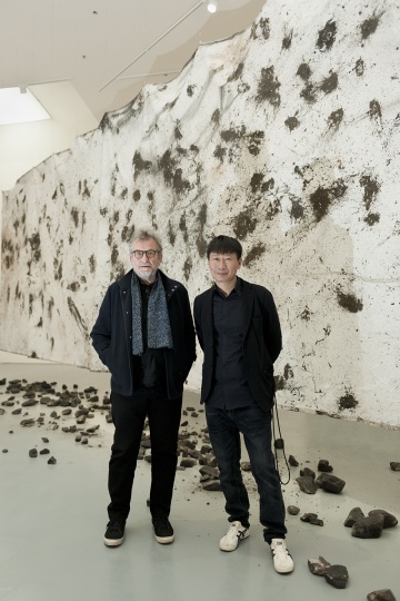 2024年11月22日,奧利維耶·卡佩蘭與劉商英
在 “繪畫與游蕩”展覽現場,星地藝術中心
攝影:董林
2024年11月22日,奧利維耶·卡佩蘭與劉商英
在 “繪畫與游蕩”展覽現場,星地藝術中心
攝影:董林