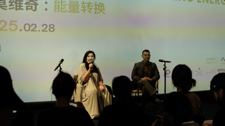 阿布拉莫維奇在藝倉美術(shù)館新聞發(fā)布會
阿布拉莫維奇在藝倉美術(shù)館新聞發(fā)布會