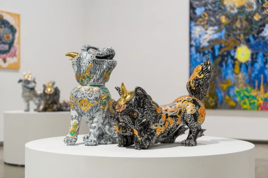 《非禮勿視》
雙角:31.9×58.1×48.1cm;獨角:23.9×57.7×44.5cm
樹脂、丙烯、金箔、FRP 2022
《非禮勿視》
雙角:31.9×58.1×48.1cm;獨角:23.9×57.7×44.5cm
樹脂、丙烯、金箔、FRP 2022