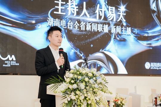 主持人 付易天
主持人 付易天