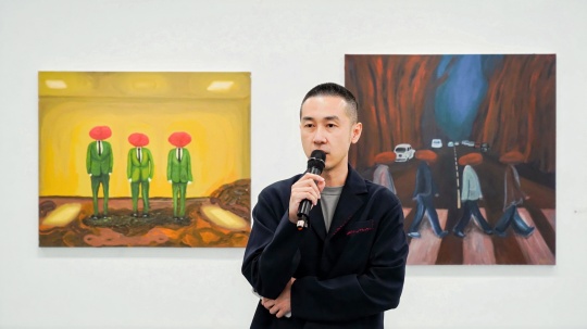 策展人 徐烜先生
北京美術(shù)家協(xié)會(huì)理事、北京服裝學(xué)院客座教授、獨(dú)立策展人、北京美術(shù)家協(xié)會(huì)策委會(huì)委員
策展人 徐烜先生
北京美術(shù)家協(xié)會(huì)理事、北京服裝學(xué)院客座教授、獨(dú)立策展人、北京美術(shù)家協(xié)會(huì)策委會(huì)委員