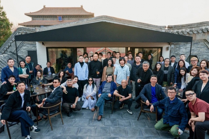“新樣態(tài)”參展藝術(shù)家和嘉賓們在晚宴上合影
2024年4月6
“新樣態(tài)”參展藝術(shù)家和嘉賓們在晚宴上合影
2024年4月6