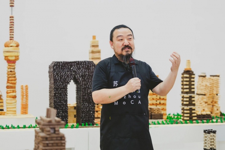 藝術(shù)家宋冬在展覽現(xiàn)場(chǎng)
