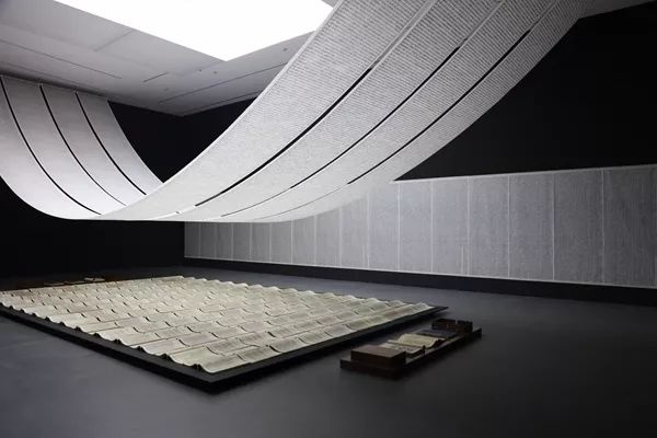 徐冰同名個(gè)展
武漢合美術(shù)館 2017
策展人：馮博一、王曉松
