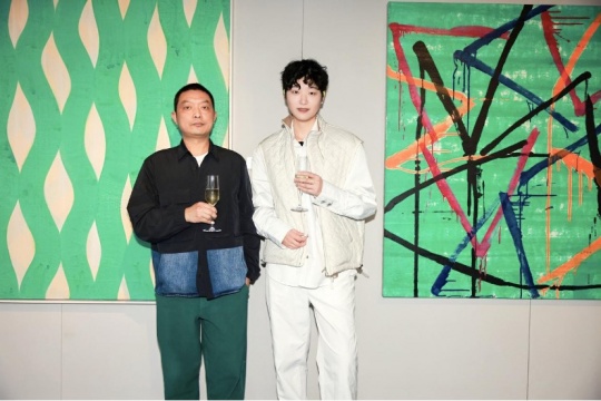 藝術家周建軍與收藏其作品的青年收藏家
藝術家周建軍與收藏其作品的青年收藏家