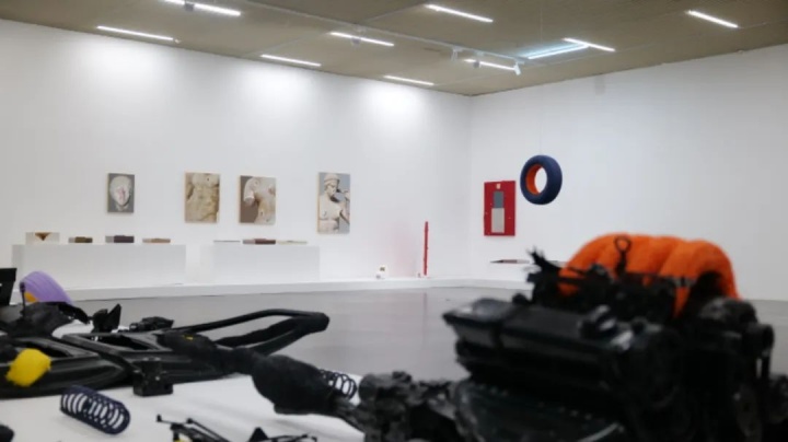 伍偉個展“野人的索引”
坪山美術館展覽現場,2024
伍偉個展“野人的索引”
坪山美術館展覽現場,2024