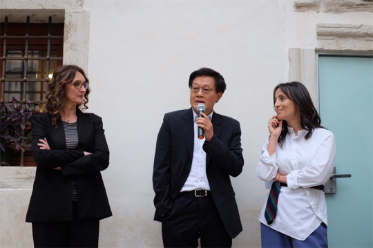 主持人呂澎(左二)開幕式致辭
主持人呂澎(左二)開幕式致辭