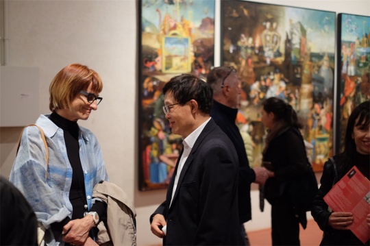 策展人呂澎與特邀嘉賓交流
策展人呂澎與特邀嘉賓交流