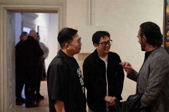 藝術家張釗瀛與意大利藝術家Michele Tombolini交流
藝術家張釗瀛與意大利藝術家Michele Tombolini交流