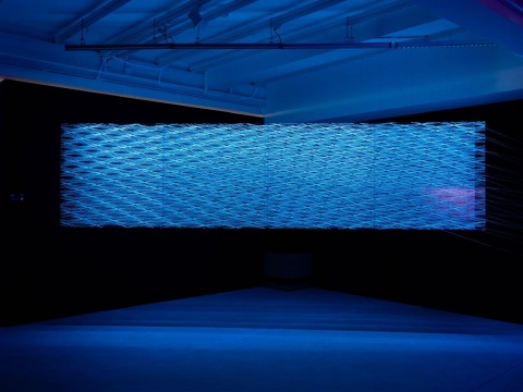 刁娟《坎中滿》,亞克力、熒光線,100x400cm(4組),2025
刁娟《坎中滿》,亞克力、熒光線,100x400cm(4組),2025