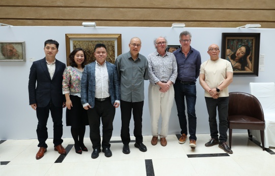 右起:張鴻賓、安東尼·威廉姆斯、安東尼·康諾利、許江、龐茂琨、盧緩、劉雙
右起:張鴻賓、安東尼·威廉姆斯、安東尼·康諾利、許江、龐茂琨、盧緩、劉雙