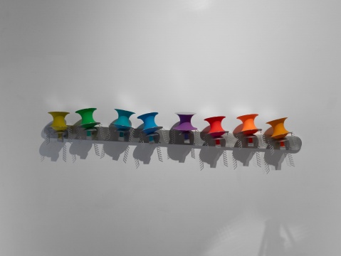《七個白雪公主和一個小矮人》,張淼,鋁結構、丙烯, 51×265×30cm,2024
《七個白雪公主和一個小矮人》,張淼,鋁結構、丙烯, 51×265×30cm,2024
