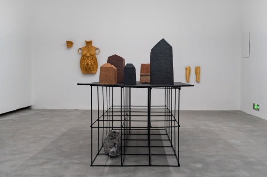 前 《無題》,何翔宇,匣缽土、不銹鋼,51×41×10.5cm、36×31×25cm、41×23×48cm、45×13.5×22.5cm、46×14.5×22cm、43×25×37cm、45×27×29.5cm,2024
后 《艾莉莎》,胡尹萍,銅、24K金,88×58.5×25cm,2020、《一對膝蓋》,胡尹萍,銅、24K金,41×330cm,2020
前 《無題》,何翔宇,匣缽土、不銹鋼,51×41×10.5cm、36×31×25cm、41×23×48cm、45×13.5×22.5cm、46×14.5×22cm、43×25×37cm、45×27×29.5cm,2024
后 《艾莉莎》,胡尹萍,銅、24K金,88×58.5×25cm,2020、《一對膝蓋》,胡尹萍,銅、24K金,41×330cm,2020